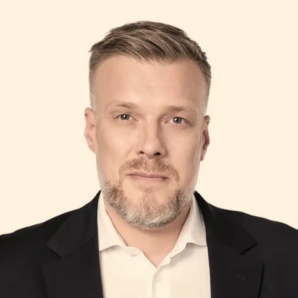 Adrian Zandberg — jak z programisty stał się liderem Partii Razem i co to oznacza