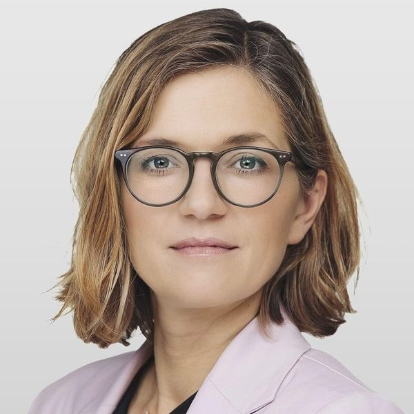 Magdalena Biejat: fryzura, styl i okulary — jak buduje swój wizerunek?