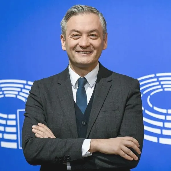 Robert Biedroń i jego polityczna droga: Z jaką partią jest związany?